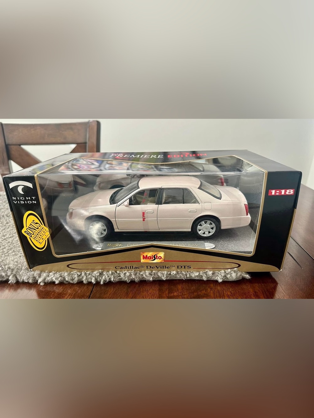 Maisto 1:18 Cadillac DeVille DTS Mary Kay Premiere Edition